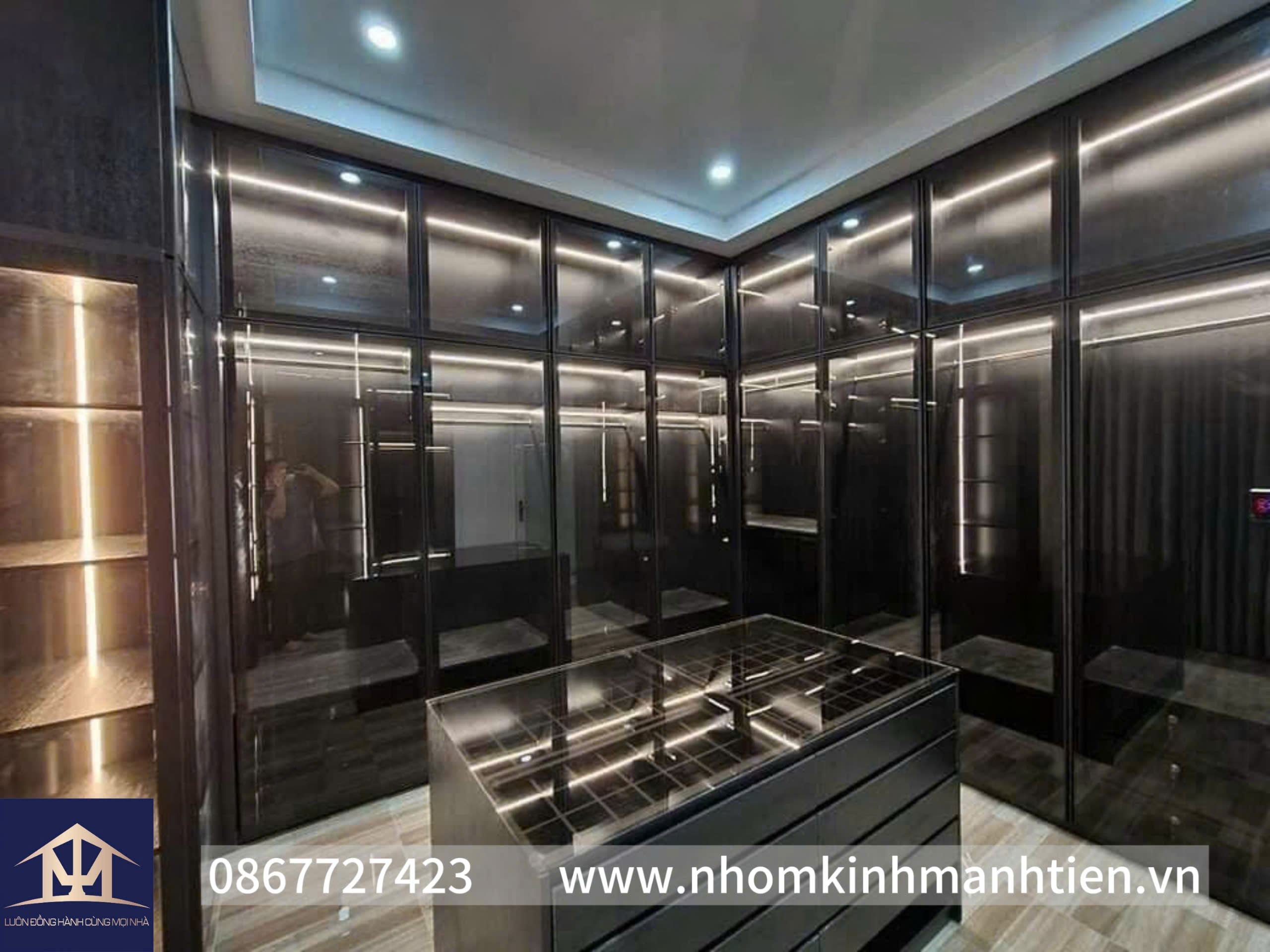 Tủ Quần Áo Nhôm Kính Âm Tường 