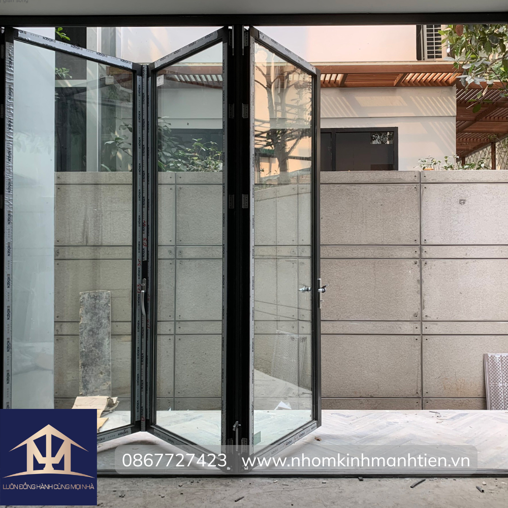 cửa xếp nhôm kính